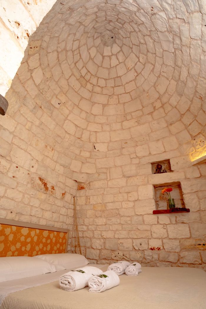 La cupola in pietra del trullo sopra il letto